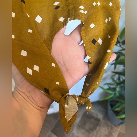 NWT Torrid sleeveless tank with key hole and tie - Picture 5 of 10